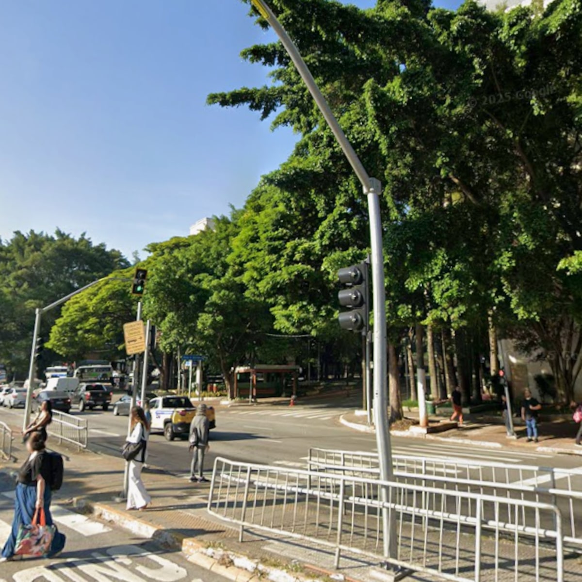 Vítima é baleada em frente ao shopping West Plaza, na zona oeste de SP, ao tentar fugir de assalto
