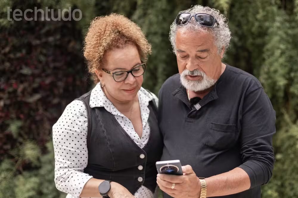Apps de saúde, serviços públicos, mobilidade e acessibilidade podem ajudar a pessoa idosa a resolver tarefas do dia a dia pelo celular — Foto: Mariana Saguias/TechTudo