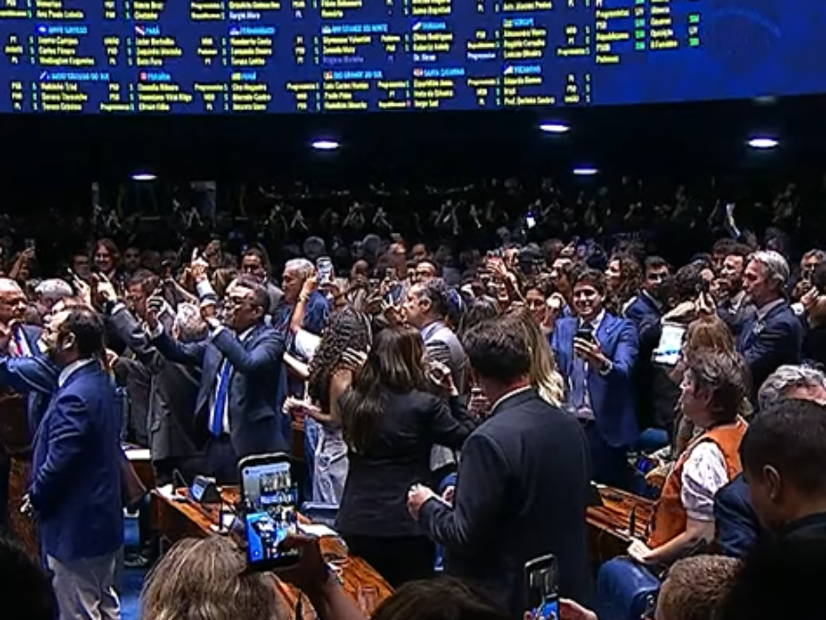 Senado aprova em primeiro e segundo turno PEC do fim da escala 6x1