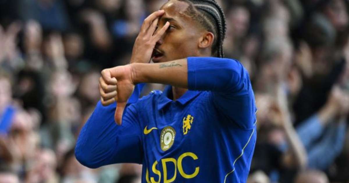 Com dois de João Pedro, Chelsea goleia Bournemouth, de Rayan