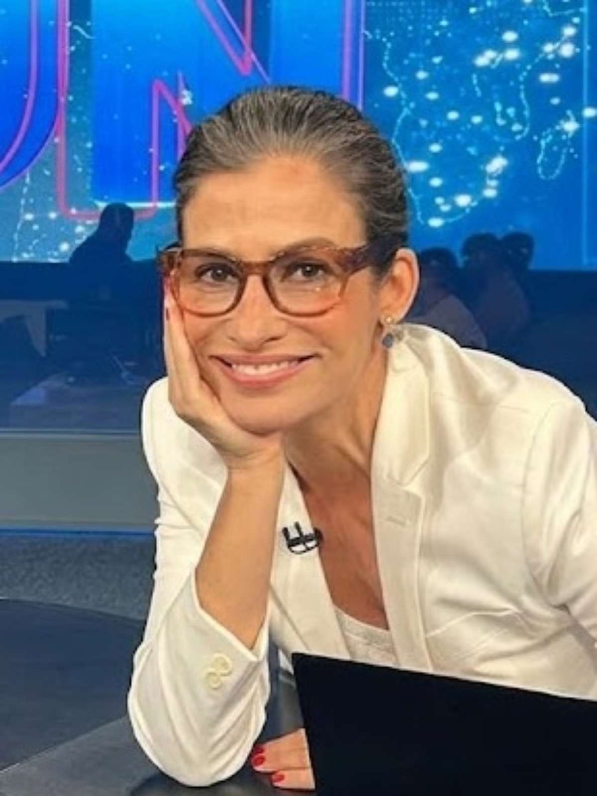 Salário de R$ 1 milhão na Globo é alto, mas outros jornalistas de TV ganham bem mais que Renata Vasconcellos