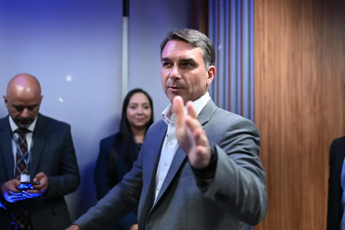 Fuga de Flávio Bolsonaro irrita aliados após promessa de ficar no Brasil