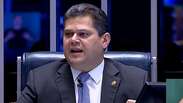 Alcolumbre 'd&aacute; bronca' em parlamentares por conversas paralelas durante sess&atilde;o sobre fim da escala 6x1