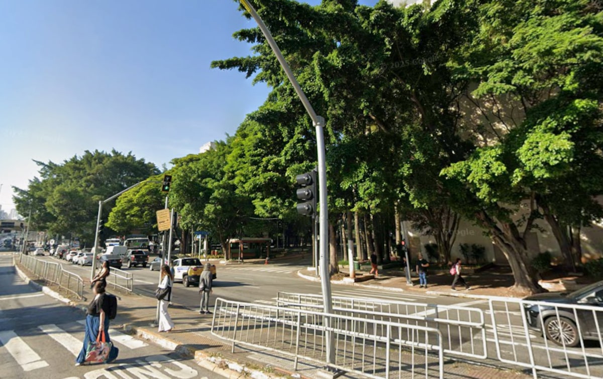 Vítima é baleada em frente ao shopping West Plaza, na zona oeste de SP, ao tentar fugir de assalto