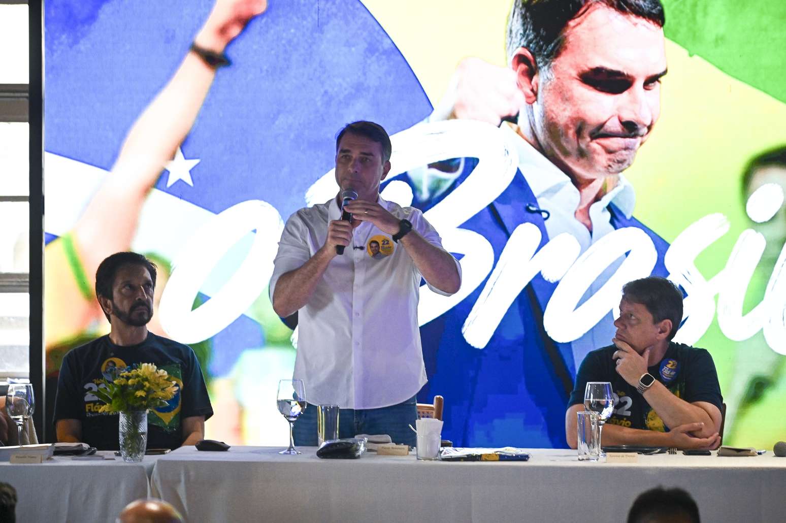 O candidato &agrave; Presid&ecirc;ncia da Rep&uacute;blica pelo PL, Fl&aacute;vio Bolsonaro, participou de almo&ccedil;o com prefeitos e vereadores no espa&ccedil;o de eventos Terra&ccedil;o Noti&ecirc;, localizado no Shopping Light, no centro de S&atilde;o Paulo (SP), na tarde deste domingo, 11
