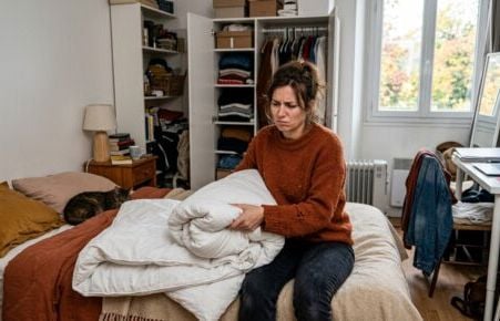 Fini la couette d’été impossible à caser : les décorateurs la rangent là où personne ne lève les yeux