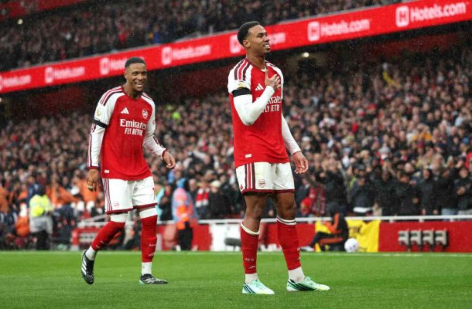 Primeiro tempo de dom&iacute;nio garantiu vantagem parcial ao Arsenal no Emirates &ndash;