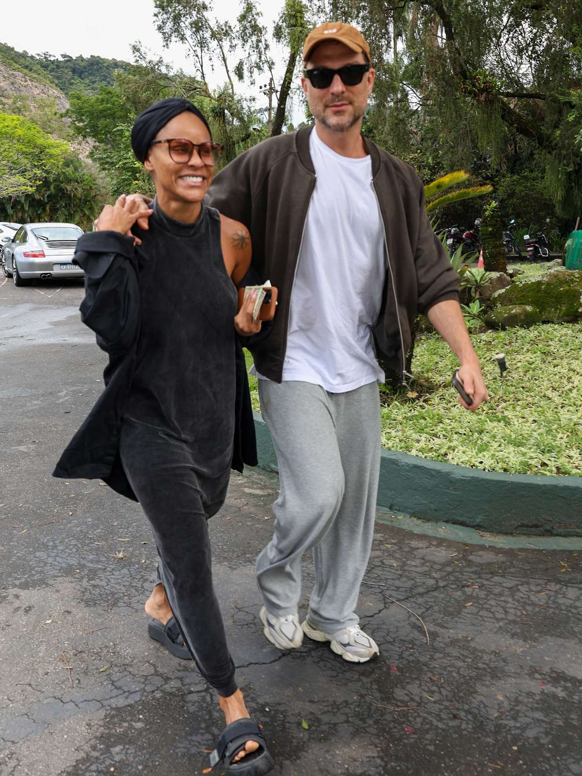 Leandra Leal, Alinne Moraes e mais famosos vão às urnas para votar; veja fotos