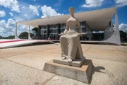 Estátua na fachada do STF